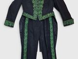 une image représentant un costume noir orné de passementeries vertes