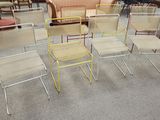 plusieurs chaises et une table dans une pièce où se trouvent des chaises et un canapé