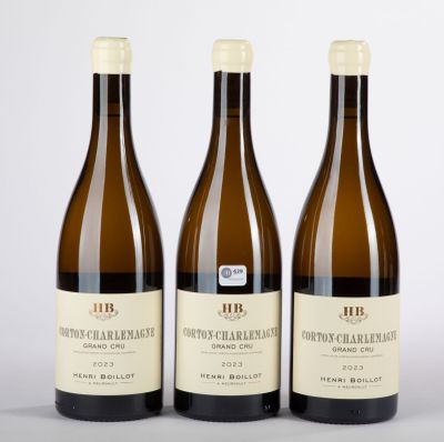 trois bouteilles de vin posées sur une table l'une à côté de l'autre