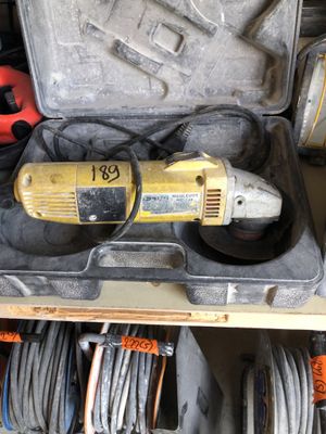 un outil dans une boîte à outils posée sur une étagère
