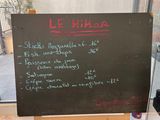 un tableau noir sur lequel est écrit le menu