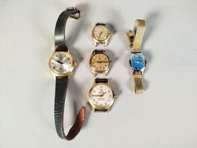 plusieurs types de montres sont présentés sur une surface blanche
