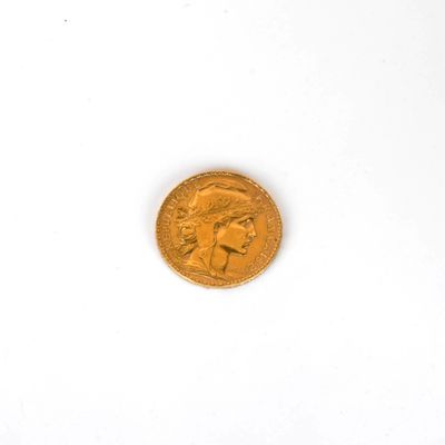 gros plan d'une pièce d'or sur une surface blanche