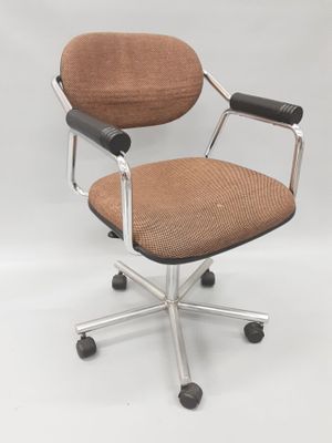 Fauteuil de bureau sur roulettes.