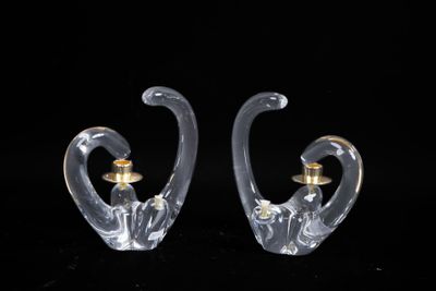 paire de bougeoirs en verre transparent en forme de cygne sur fond noir
