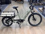 un vélo avec un panier à l'arrière, dans un magasin
