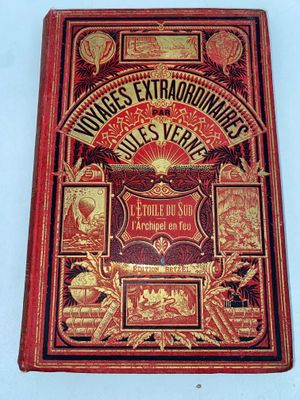 un vieux livre à la couverture rouge posé sur une table