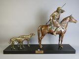 statue représentant un homme à cheval, accompagné d'un chien et d'un cheval