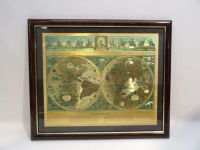 une carte du monde encadrée, exposée