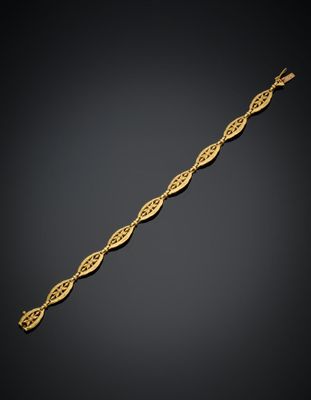 un bracelet en or orné d'un motif de feuilles