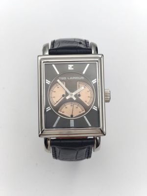 une image d'un gros plan d'une montre-bracelet sur une surface blanche