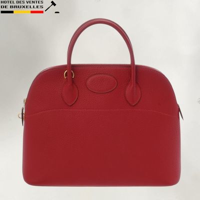 un sac à main en cuir rouge sur fond blanc