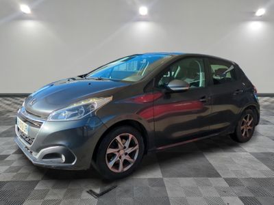 la voiture grise est garée sur le sol en damier d'un garage