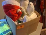 une boîte remplie de peluches posée sur une table