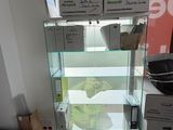 de nombreuses boîtes de nourriture posées sur une vitrine en verre