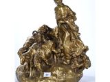 une image représentant une statue en bronze d'une femme assise sur un rocher