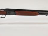 un fusil de chasse avec un canon en bois et un support en verre transparent