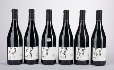 six bouteilles de vin rouge sont alignées