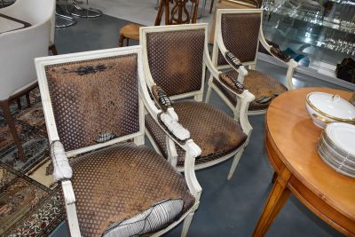 5 fauteuils, dossiers à la Reine, en bois peint blanc style …