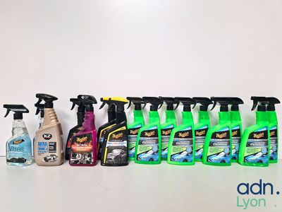 de nombreux types de produits d'entretien alignés sur une table