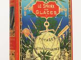 un vieux livre posé sur une table à côté d'un fond blanc