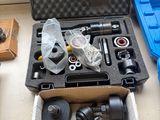 une boîte à outils posée sur une table à côté d'une mallette bleue