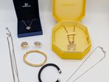 un assortiment de bijoux comprenant un collier, un bracelet, une bague et un écrin à bague