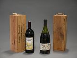 deux bouteilles de vin dans un coffret en bois et une bouteille de vin dans une boîte en bois