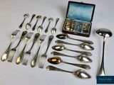 beaucoup d'argenterie sur une table avec un coffret