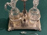 un plateau en argent sur lequel sont posées trois carafes en verre