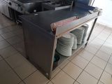 une grande cuisine équipée d'une cuisinière, d'un évier, d'un lave-vaisselle et d'un égouttoir à vaisselle