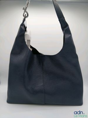 une photo d'un sac à main posé sur une table