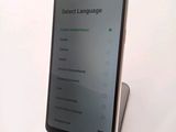 une image représentant un téléphone portable posé sur un support