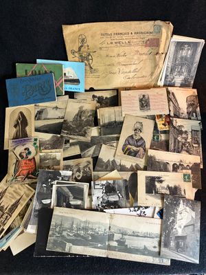 une pile de vieilles photos et de cartes postales posée sur une table