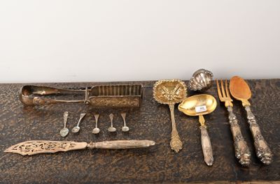beaucoup d'argenterie sur une table avec des cuillères et des couteaux