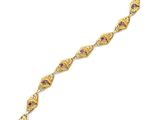 un bracelet en or orné de pierres roses sur fond blanc