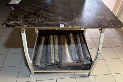 une image représentant une table sur laquelle sont posés plusieurs rouleaux de tissu