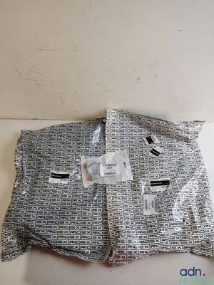 un sac de vêtements posé sur une table