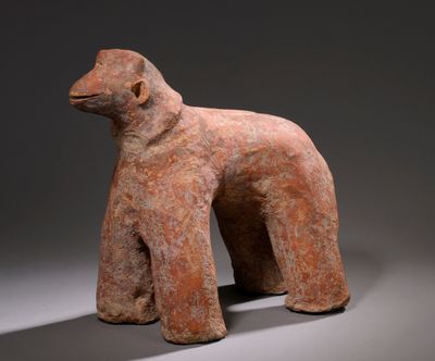 une image représentant une sculpture d'ours sur fond gris