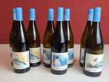 quatre bouteilles de vin sont alignées sur une table