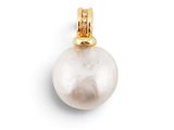 un pendentif composé d'une perle blanche et de diamants sur fond blanc