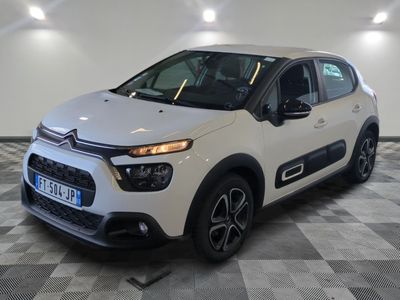 la citrole blanche est garee sur un sol en damier