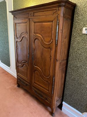 une armoire en bois dans le coin d'une pièce