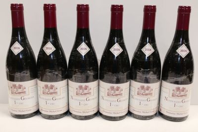 six bouteilles de vin sont alignées sur une table