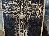 un gilet noir et blanc orné d'une croix