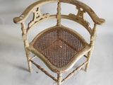 une vieille chaise en bois avec une assise en osier, sur fond blanc