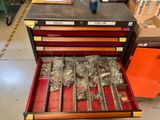 une boîte à outils en métal contenant tout un tas d'outils