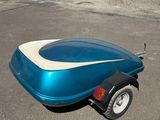 une petite voiture bleue garée sur le parking
