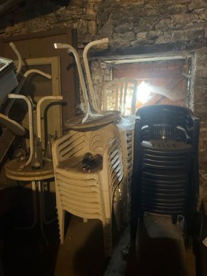 une pièce où se trouvent plusieurs chaises