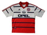 un maillot de football rouge et blanc orné d'une bande noire et blanche